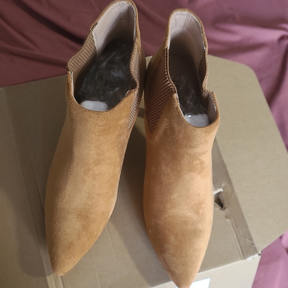 NIB - JOURNEE COLLECTION Women's Elitta Booties in Tan, Size 7